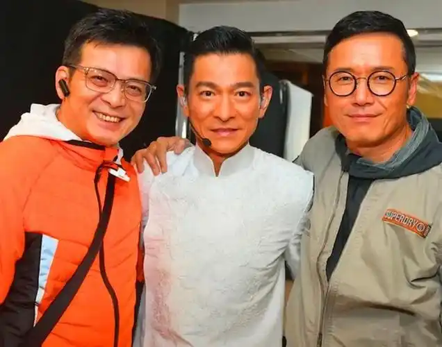 明星在后台排队与他_重庆南极猫网络科技有限公司