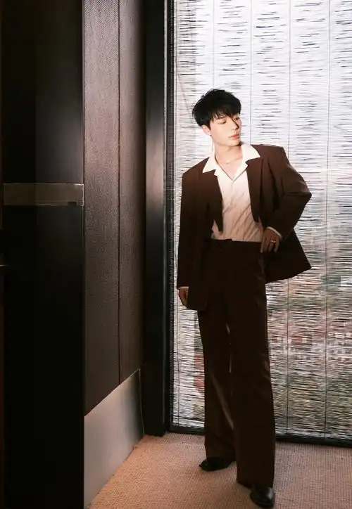 李岱昆西装氛围感好苏##尼龙四周年派对