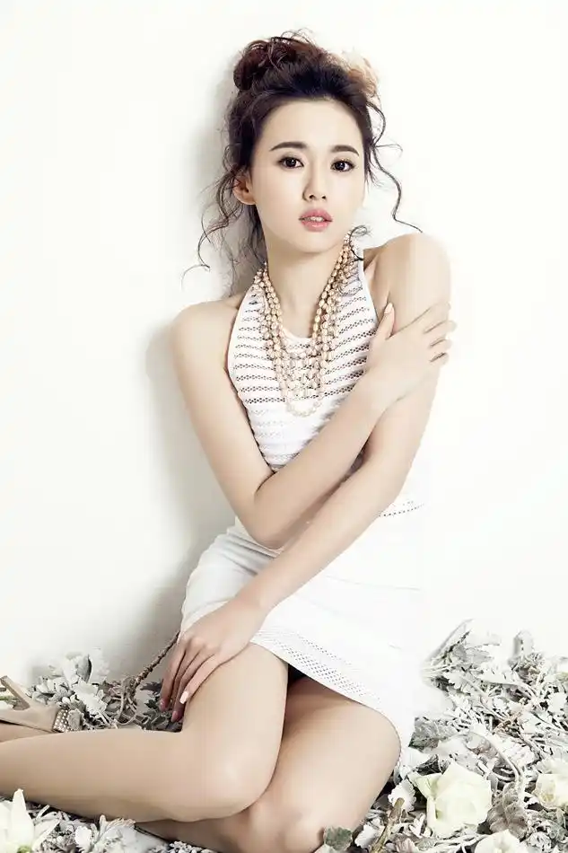 组图江铠同时尚写真大片秀肩露腿拼性感