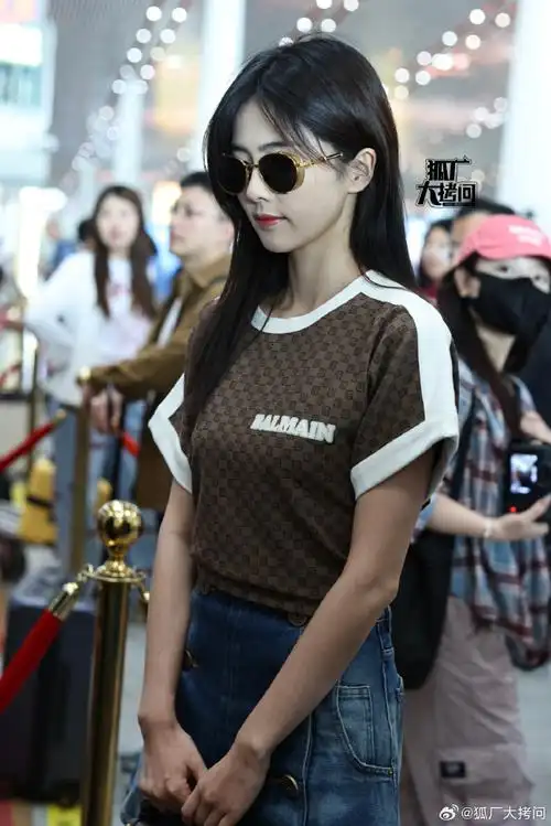 白鹿巴黎时装周机场出发路透##白鹿巴黎时装周出发造型