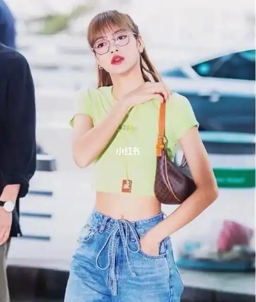 lisa机场照  这腰围是认真的吗?