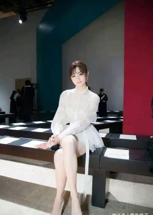 徐璐除了用一根腰带来提高腰线之外,她脚上还踩了一双很精致的白色