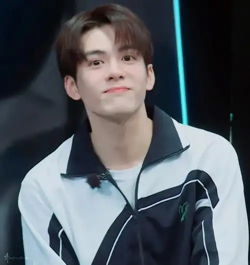 穿的还是他们深圳高中的校服呢 真好看几时能演一部校园剧呢? #曾舜晞