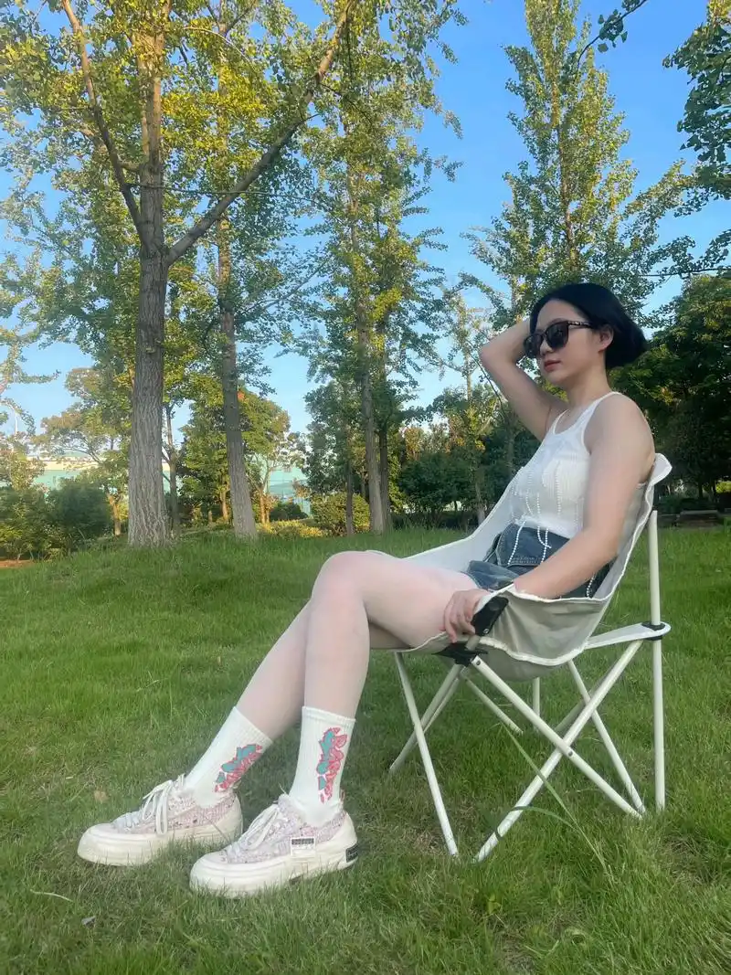 牛仔短裙搭配白色丝袜,夏天也可以这样清爽迷人