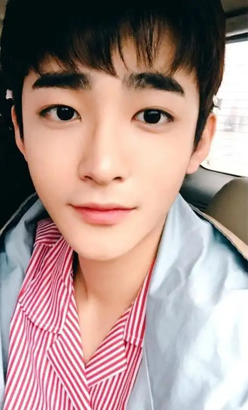 分享一位萌萌的可爱小鲜肉 瓜子脸大眼睛的小正太(2)-帅哥图片-帅哥