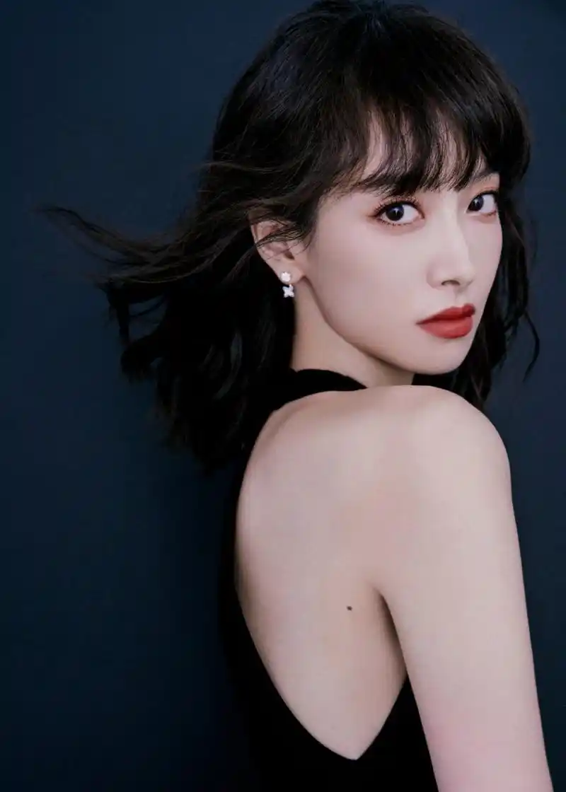 宋茜# 一袭黑色连衣裙,白皙水嫩的肌肤,婀娜多姿的身材.