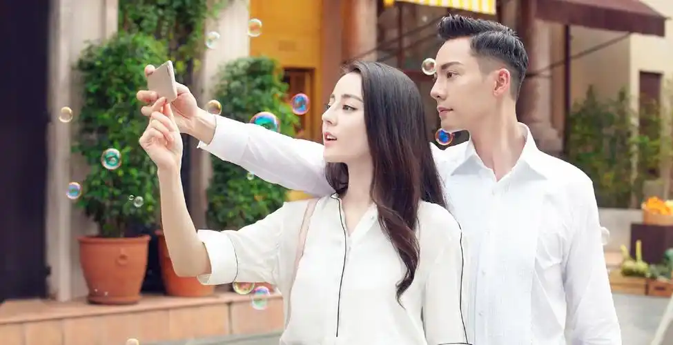 迪丽热巴陈伟霆情侣装亮相粉丝直喊同框太甜热巴我憧憬婚姻