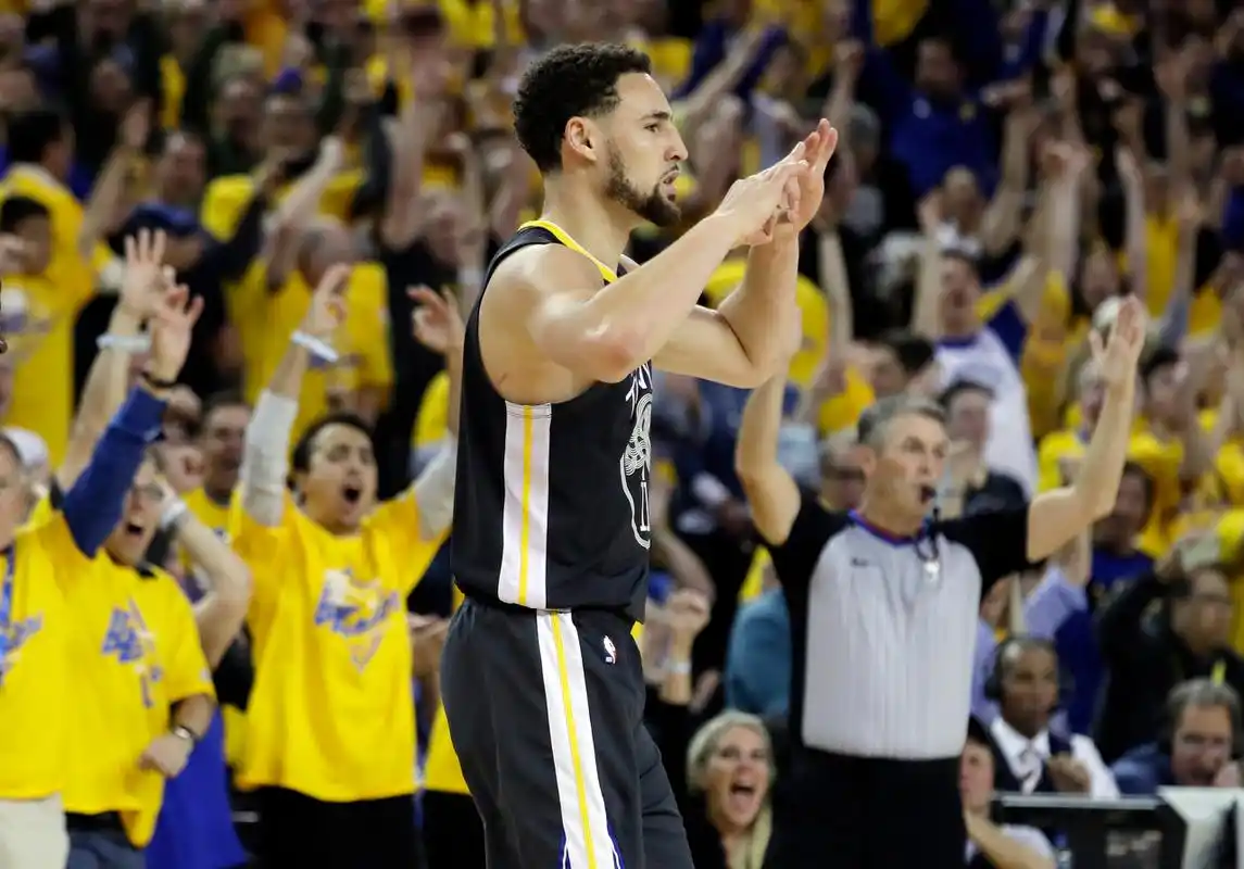 克莱-汤普森出生于1990年2月8日,2011年参加nba选秀,在首轮第11顺位被