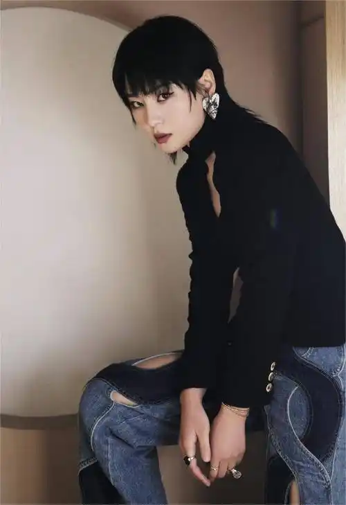 周笔畅镂空牛仔裤造型个性玩味 丝绒上衣露出锁骨难掩女性魅力_lonely