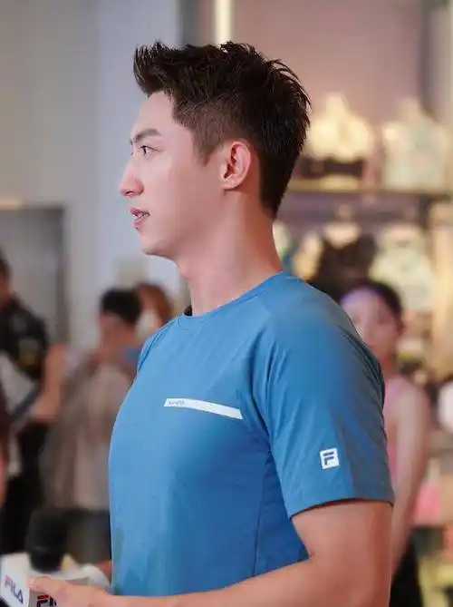 黄景瑜现身郑州,穿运动服生图好帅,1米87的身材比例令人心动_活动