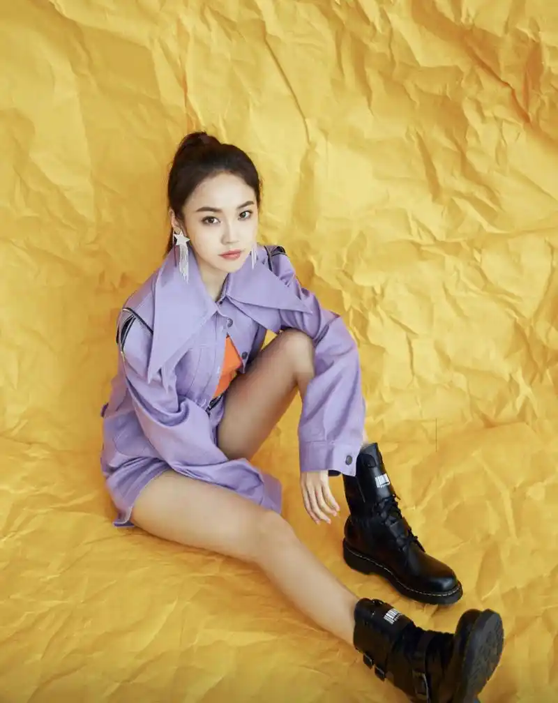 张子枫越来越时髦穿紫色外套配牛仔裤走机场简约造型才高级