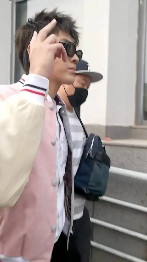 吴亦凡现身央视五四晚会彩排,路人镜头下的他超粉嫩,侧颜无敌!_米色