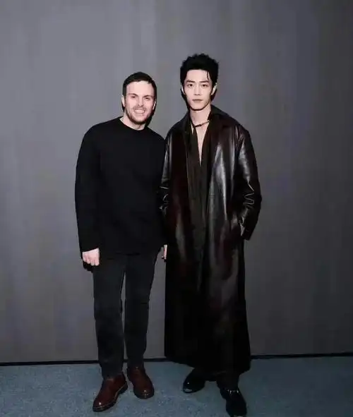 肖战与两大奢总监的合影1836的挺拔身高和气质真给中国人长脸