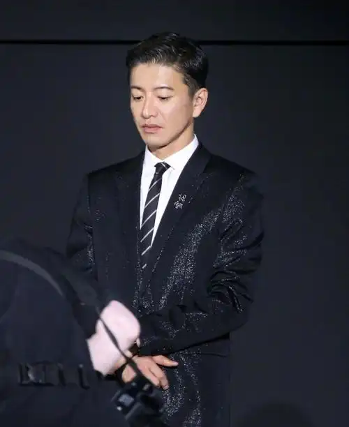 49岁木村拓哉永远是少年!被指颜值崩塌也无惧,西装革履更显帅气