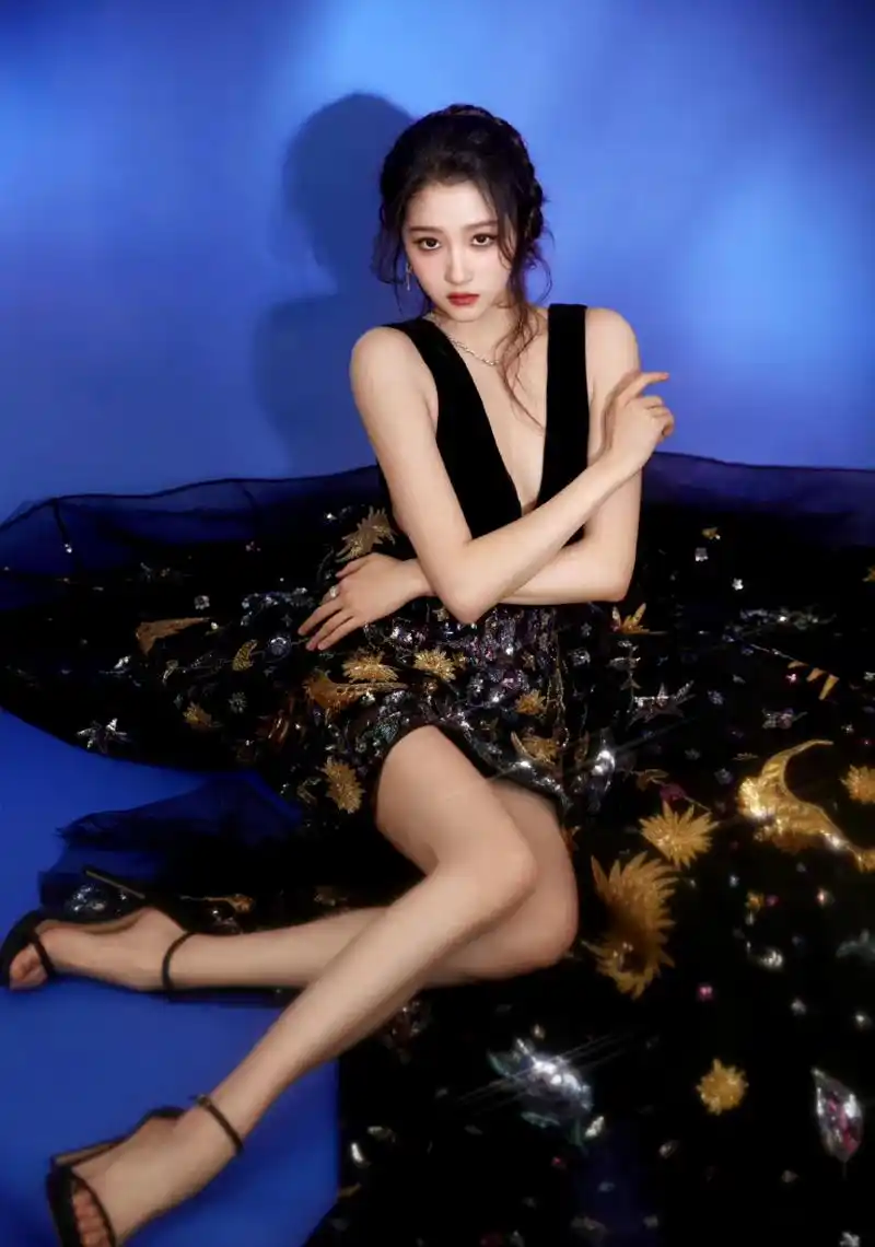 关晓彤开叉刺绣裙装扮,好有女人味,关晓彤的身材太好了!