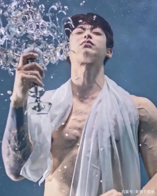 韩国花臂腹肌帅哥