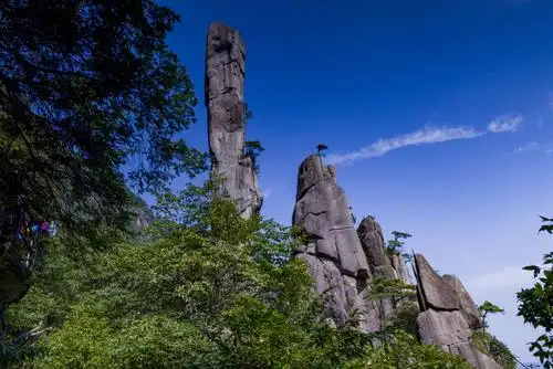 三青山位于江西上饶县,这里森林密布,奇特山峰耸立,造型各异,放眼望去