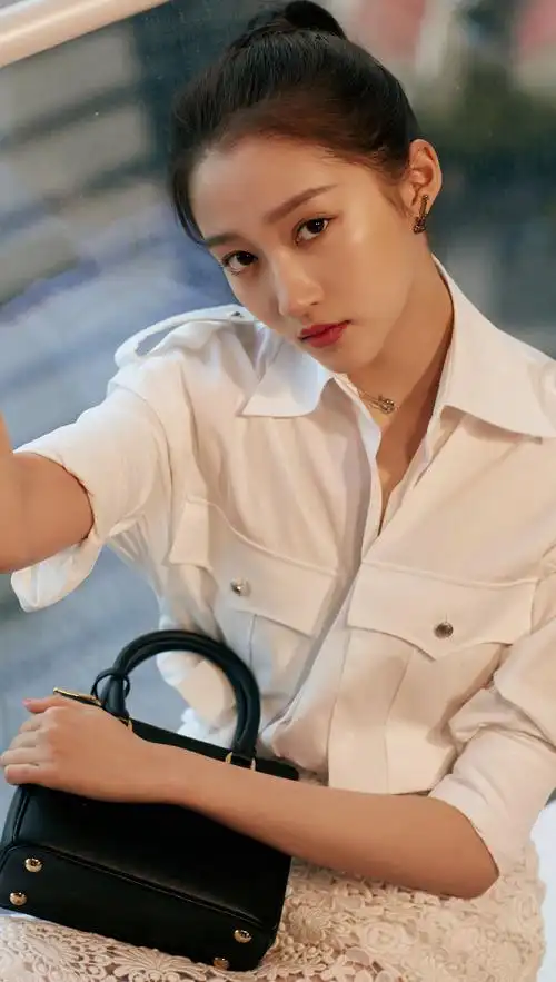 关晓彤活动宣传美照,一身白色系穿搭靓丽清新