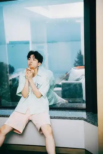 费启鸣儿童节晒童趣写真托腮卖萌变邻家男孩