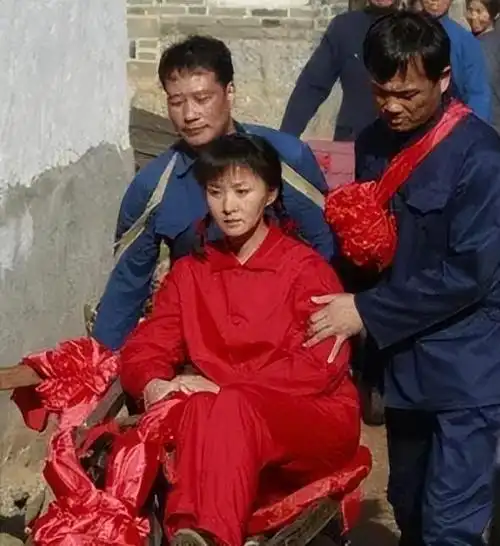 在这里,她认识了一群志趣相投的朋友,包括姜文武,李琳,王劲松和黄磊.