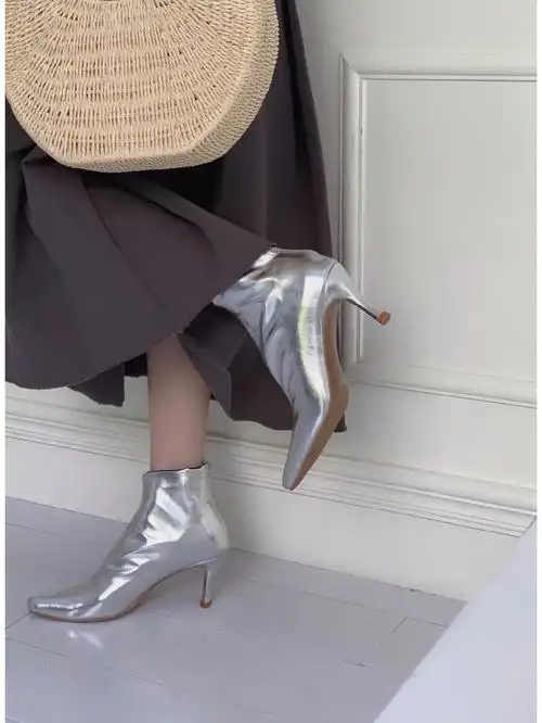 很fashion十个有九个,都想拥有一双银色的鞋子银色凉鞋,银色单鞋,上脚