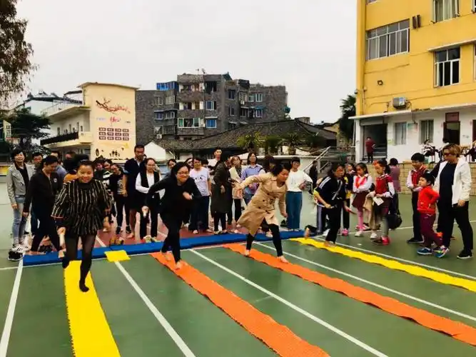 是的,接下来是指压板接力赛:每组参赛选手8人,每位选手要求光脚参赛