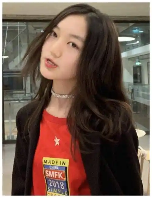 原创李嫣不再自卑晒正面露唇照13岁打扮成熟不输王菲