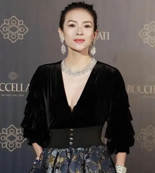 黑色蕾丝长裙,身材前凸后翘,汪峰新恋情后45岁章子怡继续拼事业