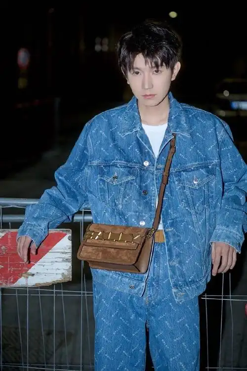 组图:王源米兰时装周新造型 蓝色牛仔套装元气活力时尚满分_高清图集