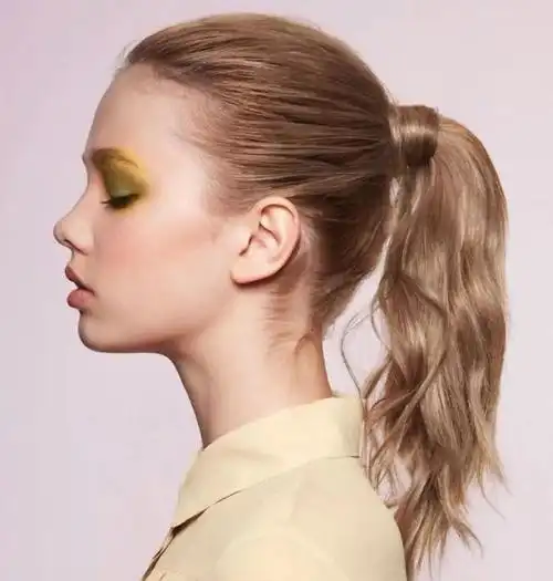 今年最火的扎发教程这里就是最漂亮的高马尾位置