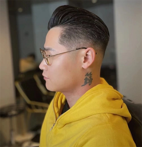 庞巴杜头是以法国17世纪洛可可之母——庞巴杜夫人的名字命名的发型.