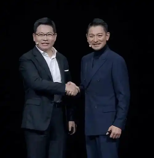 华为发布会##刘德华 非凡大师##余承东和刘德华握手合照好紧张
