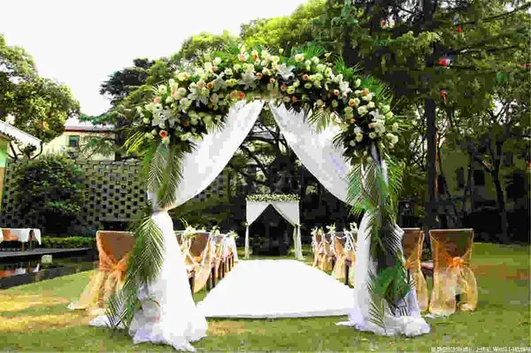 裸婚族简单室外广场花园婚礼现场仪式台花亭布置图片