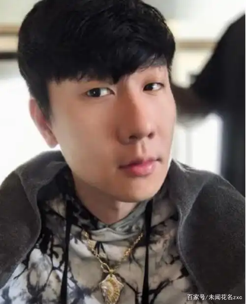 林俊杰怼脸自拍,迷之角度也挡不住他的帅气,长得帅就是这样拍照