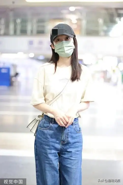 李沁休闲穿搭现身机场牛仔裤搭棒球帽好青春