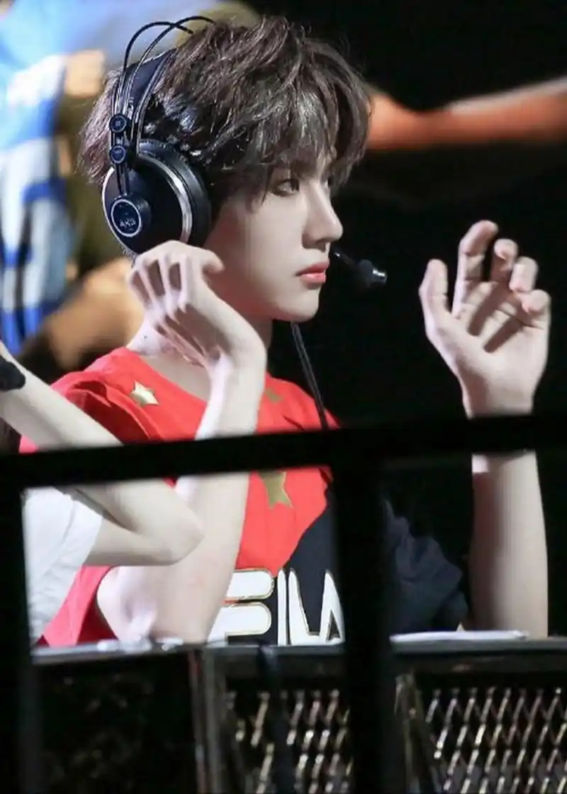 王一博# 一博这肉眼可见的电竞男主脸,希望拍个电竞电影,颜值太亮眼