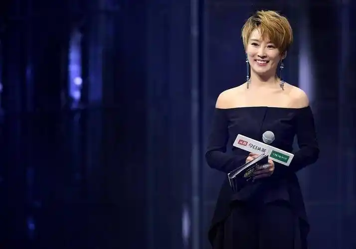 谢楠纯素颜出镜录吃播,完全撞脸老公吴京,餐品被吐槽没食欲_杨迪_化妆