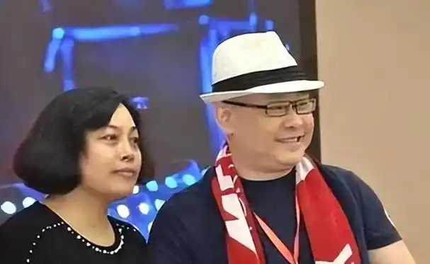 刀郎离婚三十载前妻泪洒现场倾诉心酸揭露前夫豪宅之谜