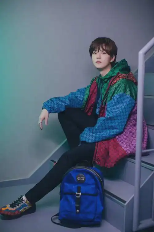 鹿晗#gucci 新造型大片,撞色运动外套搭配otg系列包袋.