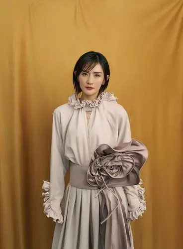 谢娜最新大片曝光,百变造型率性洒脱,演绎最美辣妈