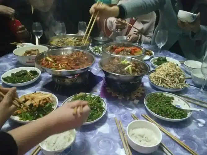 每天最热闹最幸福的事情,就是一家人在一起吃饭.