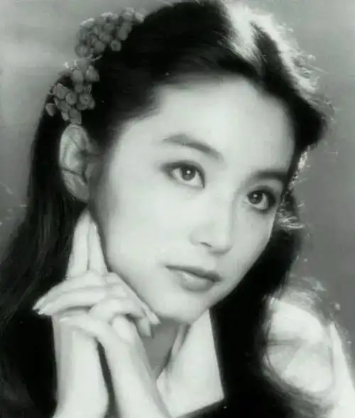 说到当年的女神,除了张庭,肯定还得提林青霞啊.