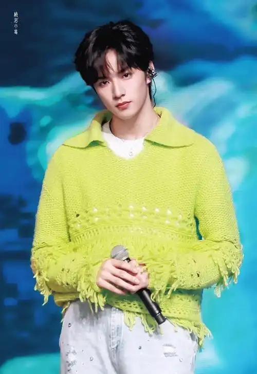 240131绿意盎然时代少年团刘耀文春晚舞台引爆少年魅力