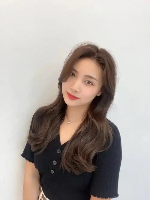 森女系微卷发型自然蓬松感明显,纹理层次清晰