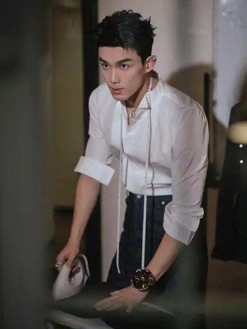 吴磊在#微博之夜#红毯上呈现出双重惊喜.