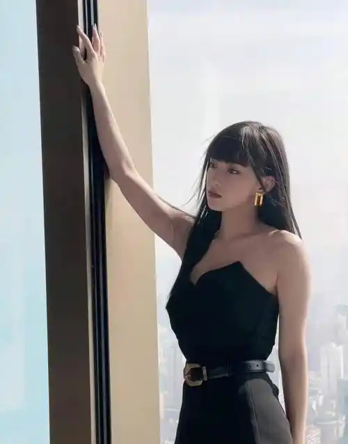 程潇穿抹胸深v连体衣秀火辣性感好身材 黑长直发配齐刘海又酷又飒