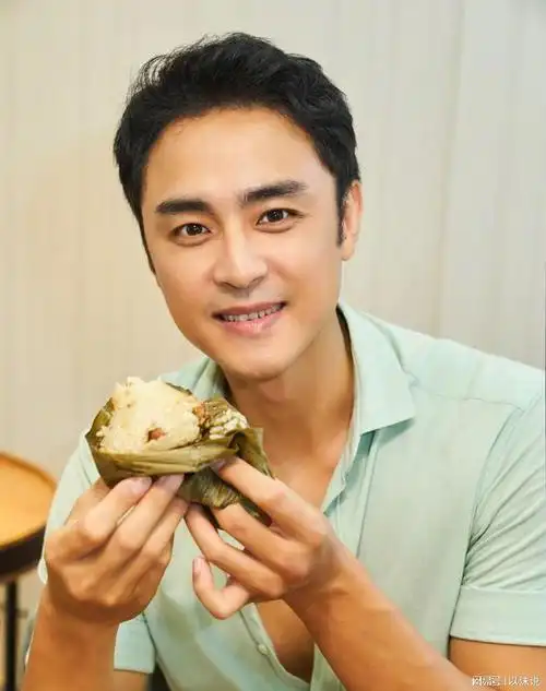 明道一家三口被偶遇老婆抱孩子自己单独过马路当甩手掌柜