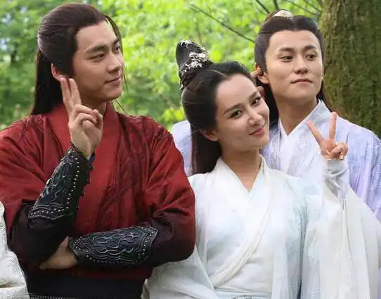 李易峰杨紫齐比剪刀卖萌 而身边的舒畅画风却