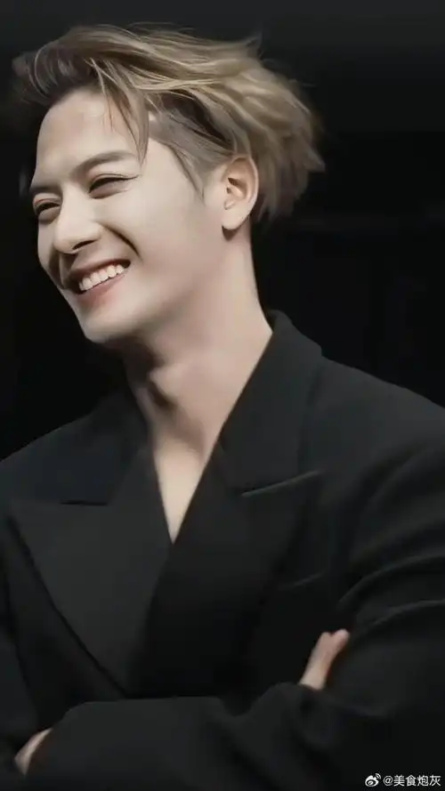 王嘉尔超话王嘉尔的笑容真的好治愈啊!