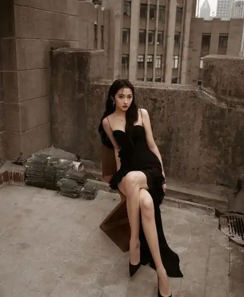关晓彤一袭黑色吊带裙秀出完美大长腿